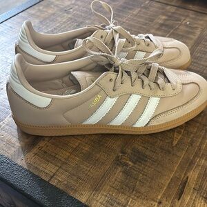 Women’s samba size 8